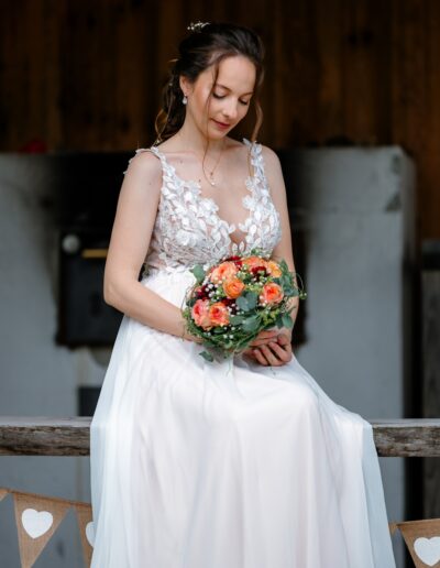 Braut in weißem Kleid mit farbenfrohem Brautstrauß, liebevoll inszeniert – Hochzeitsfotografie Lahr mit Persönlichkeit.
