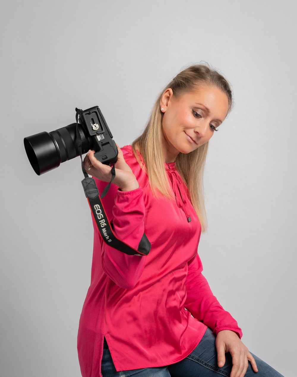 Helene Karsten bei einem Portraitshooting mit Kamera in der Hand – Hochzeitsfotografie Lahr mit Persönlichkeit und Leidenschaft.
