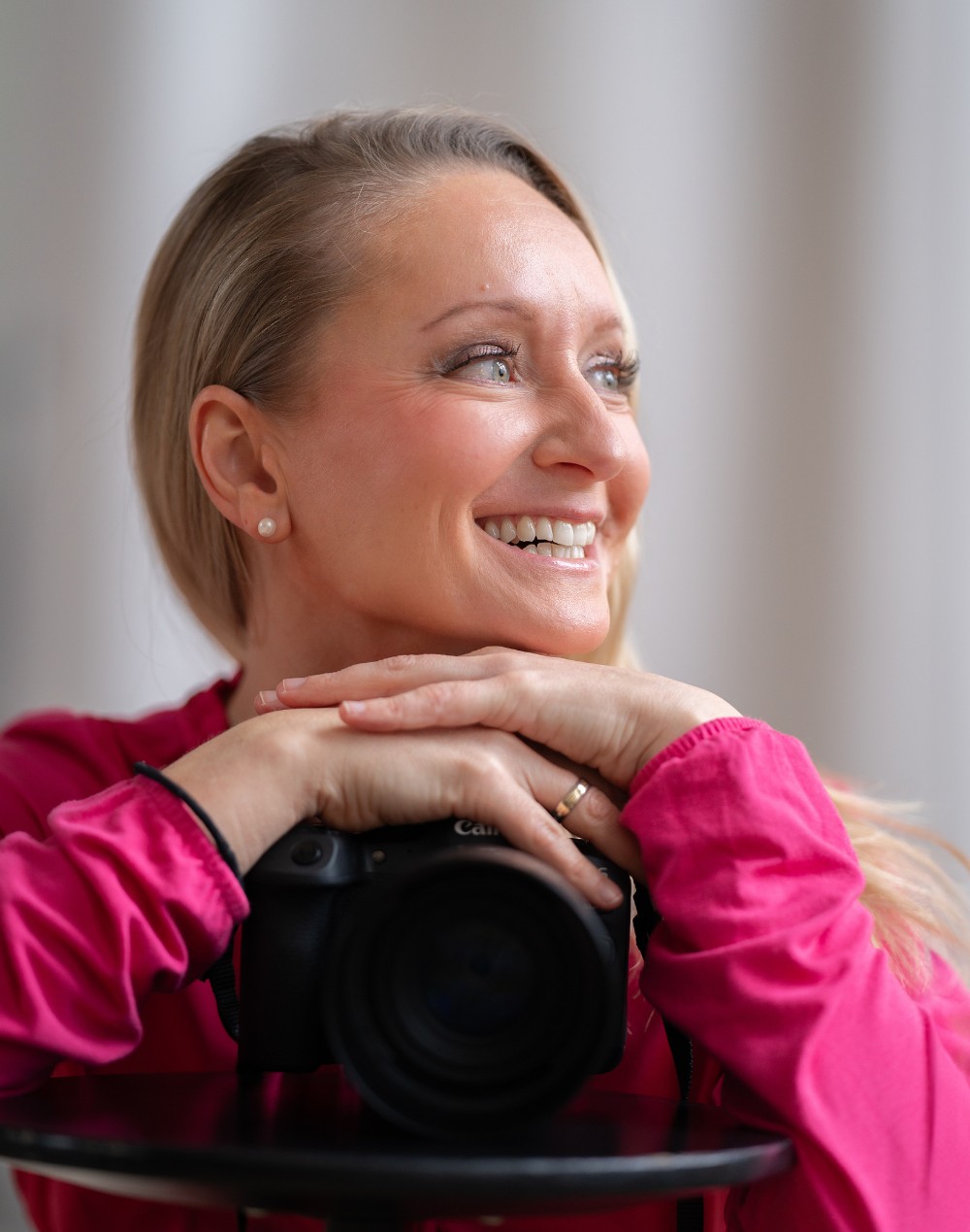paul-macht-fotos-business-helene-5_kom Helene Karsten, Hochzeitsfotografin aus Lahr, lachend mit Kamera – Hochzeitsfotografie Lahr mit Persönlichkeit und Herz.
