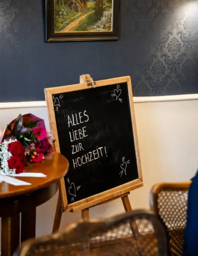 Ein Schild in einem Restaurant mit der Gratulation zur Hochzeit