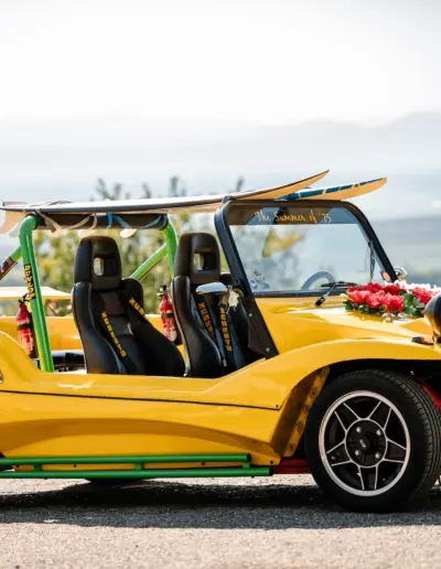 Ein gelbes Beachauto als Hochzeitsauti steht in einer weitläufigen Landschaft